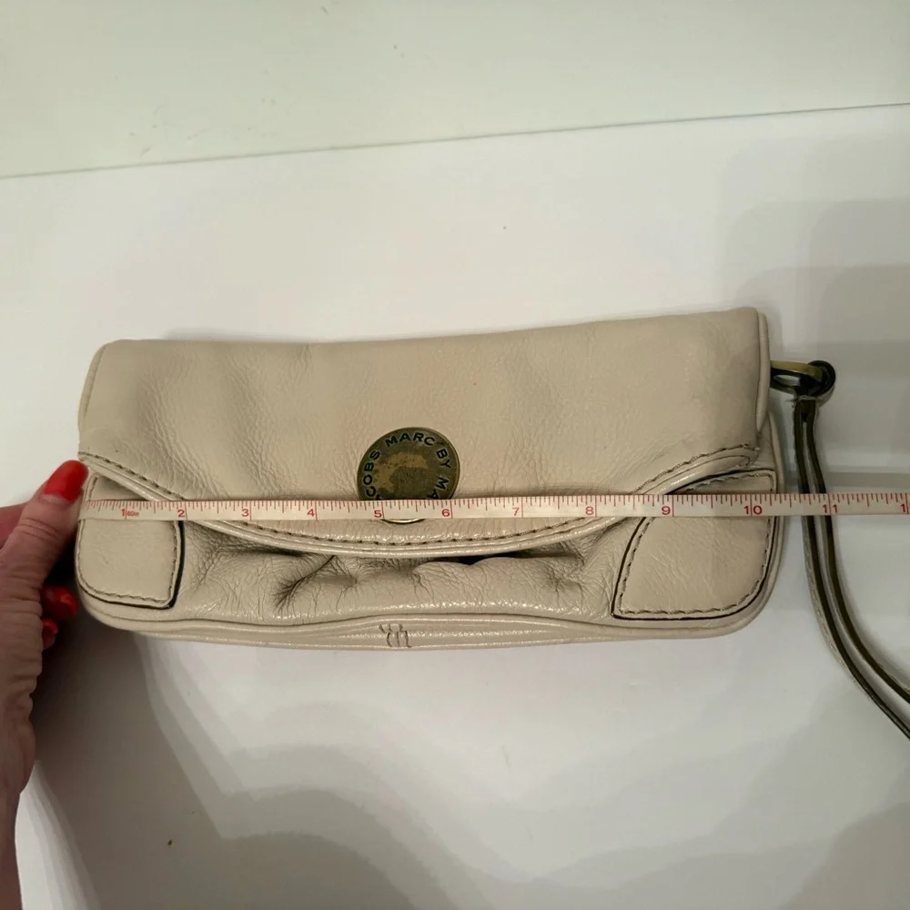 MARC BY MARC JACOBS WRISTLET CLUTCH BAG CREAM LEATHER MAGNET FLAP CLOSE